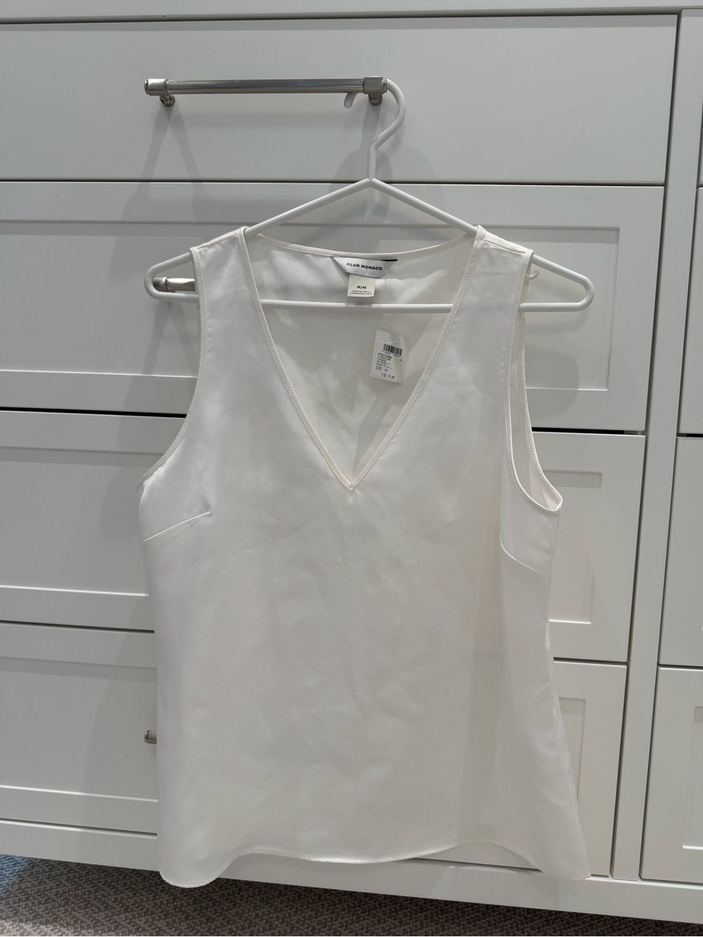 Club Monaco White V Neck Sleeveless Blouse Tank Top NWT Medium Quiet Luxury